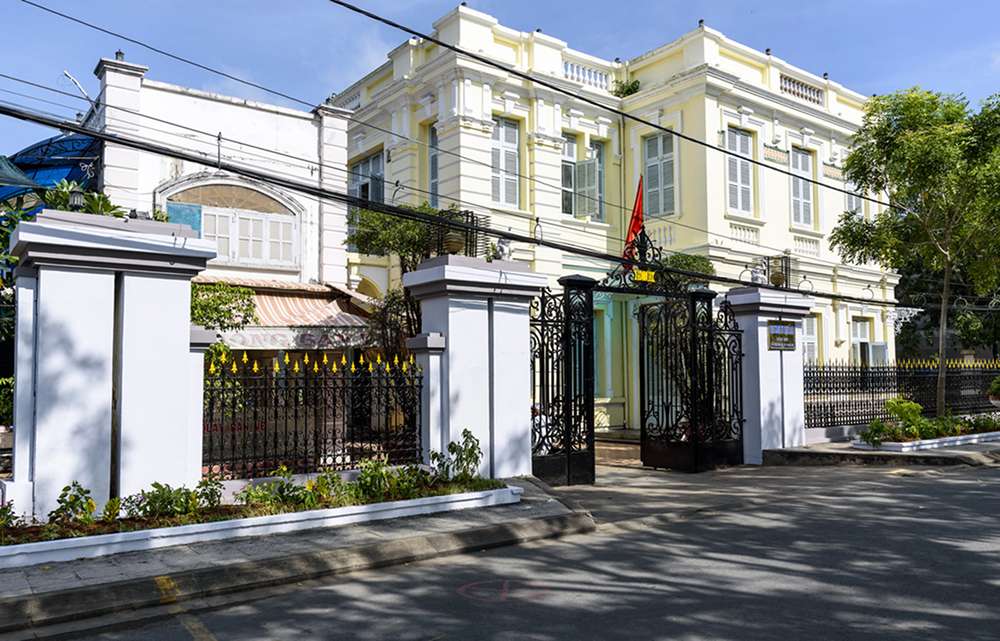 Không gian bên ngoài dinh thự công tử Bạc Liêu