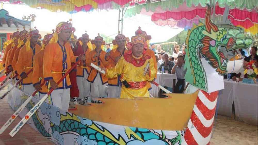 Không khí lễ hội và hoạt động cộng đồng