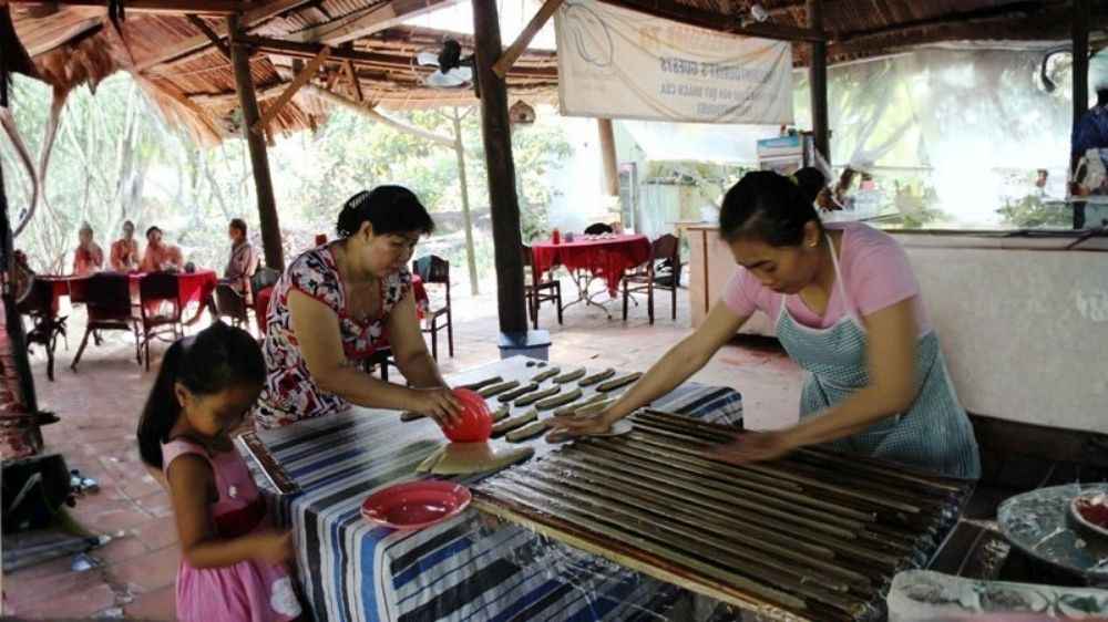 Khu nhà dân làm kẹo dừa truyền thống