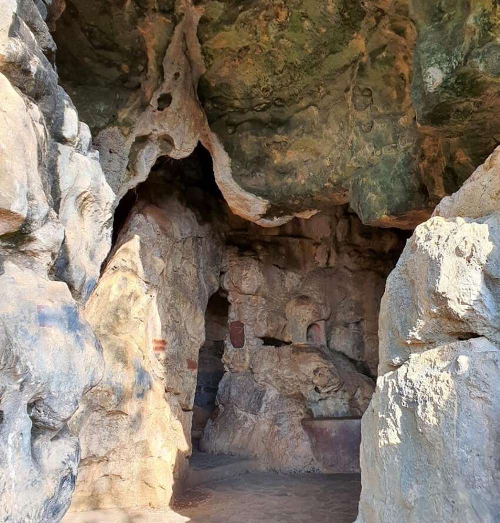 Khu vực hang được người dân cho biết là nơi Thạch Sanh cứu công chúa