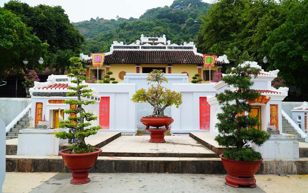 Khu vực lăng mộ