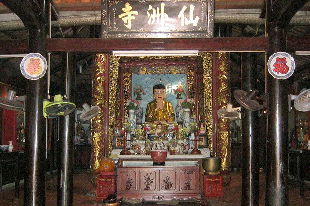 Không gian chánh điện