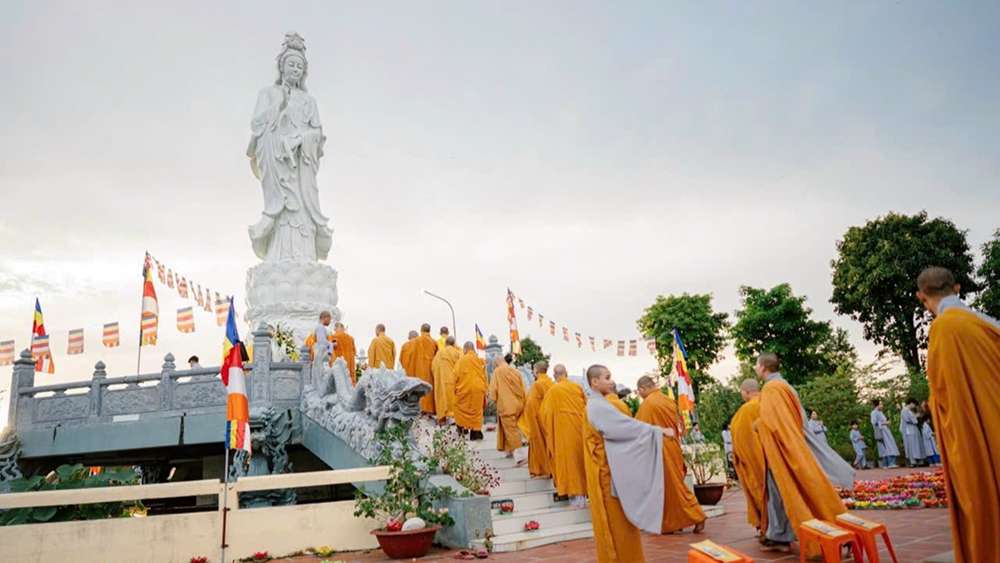 Khung cảnh dâng hương tại Thiền viện Trúc Lâm Sóc Trăng