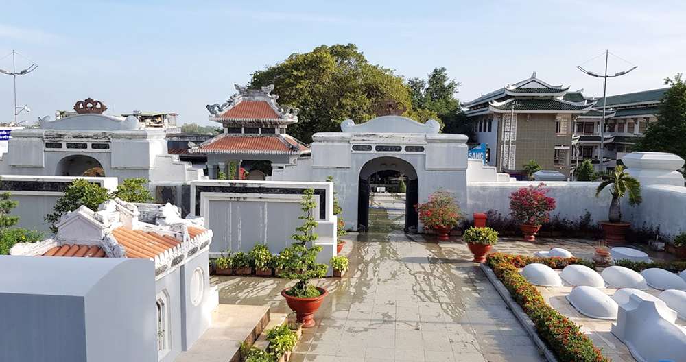 Khuôn viên bên trong lăng Thoại Ngọc Hầu