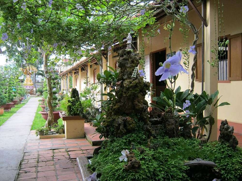 Khuôn viên chùa Tiên Châu