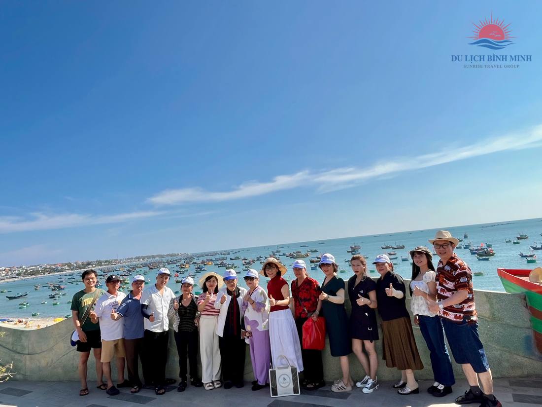 Đoàn khách Du Lịch Bình Minh check-in điểm ngắm cảnh nhìn xuống làng chài Mũi Né với hàng trăm tàu cá