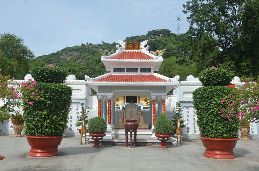 Phía trước lăng Thoại Ngọc Hầu