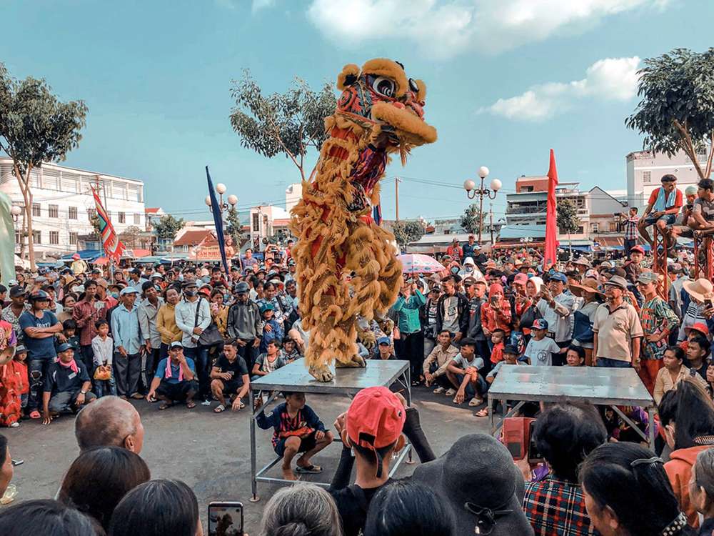 Lễ hội sôi động tại Đình