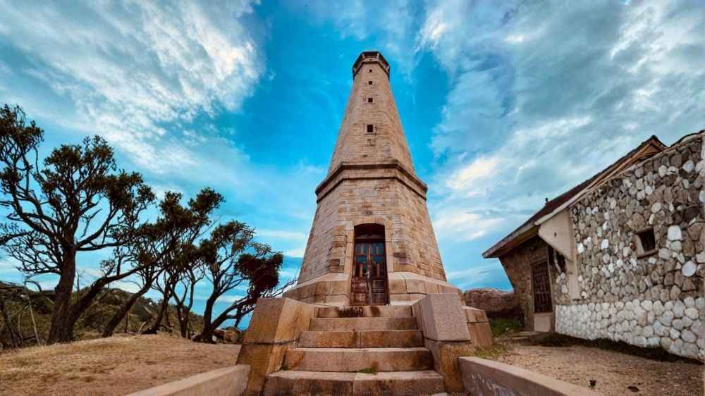 Leo hải đăng và ngắm toàn cảnh biển