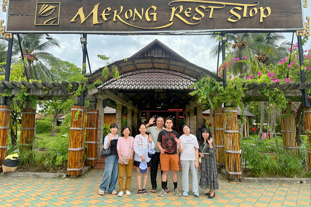 Đoàn khách Du Lịch Bình Minh ăn sáng tại trạm Mekong Rest Stop Mỹ Tho