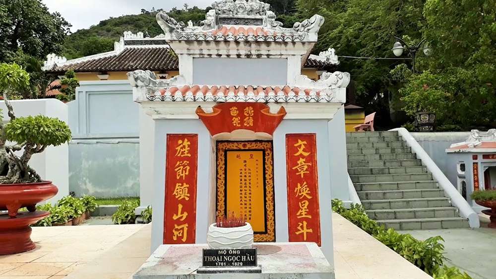 Mộ Ông Thoại Ngọc Hầu