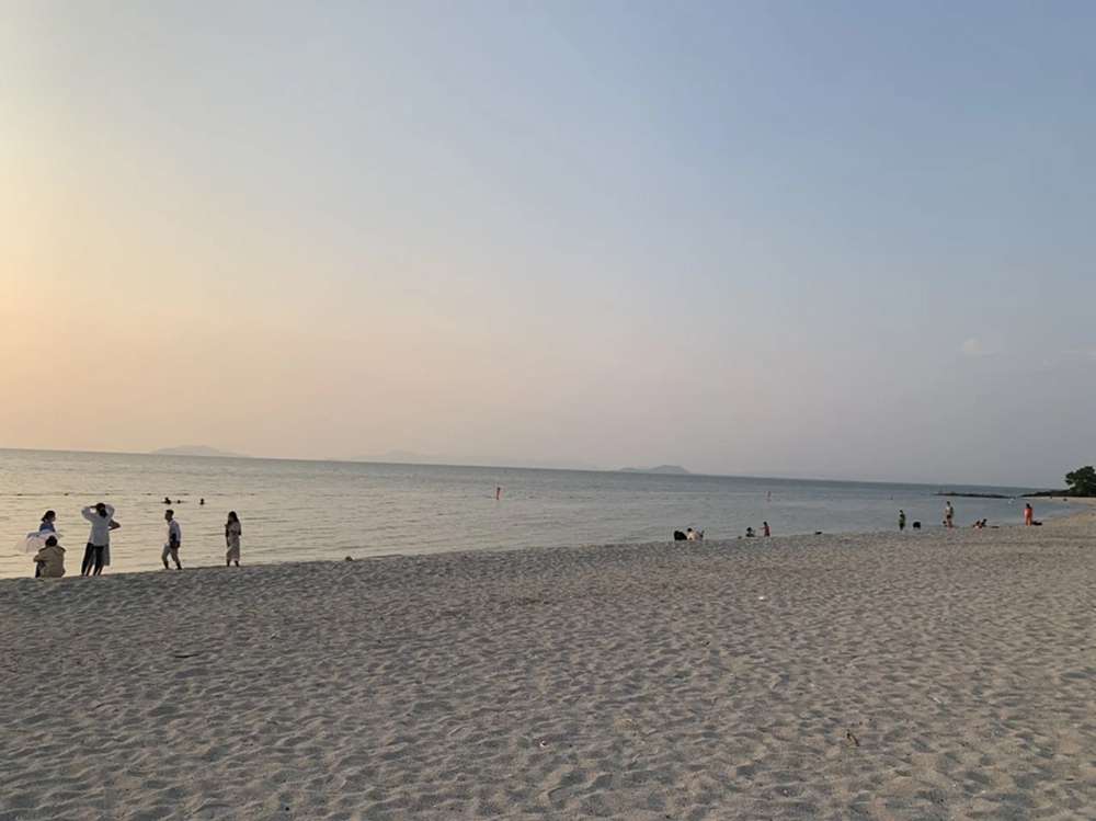 Du khách ấn tượng với bãi cát dài của Mũi Nai