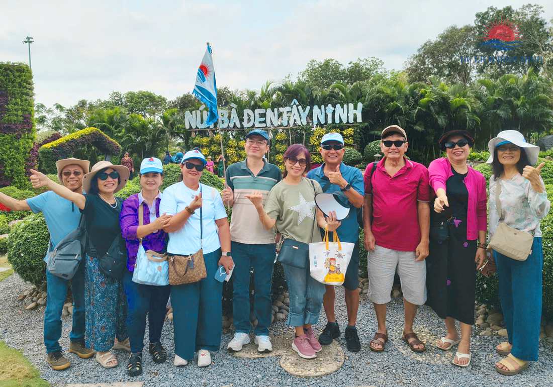 Đoàn khách Du Lịch Bình Minh check-in bảng chữ Núi Bà Đen Tây Ninh giữa vườn hoa trên núi