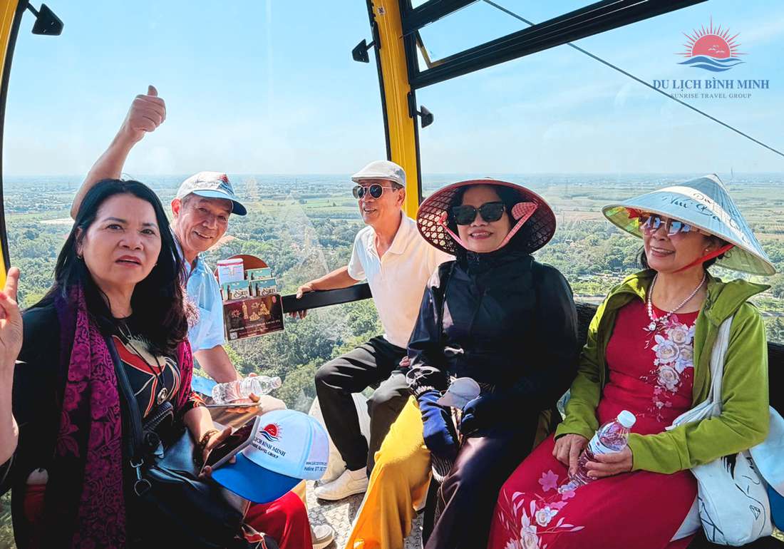 Đoàn khách Du Lịch Bình Minh trải nghiệm cáp treo núi Bà Đen Tây Ninh, ngắm đồng bằng xanh trải rộng bên dưới