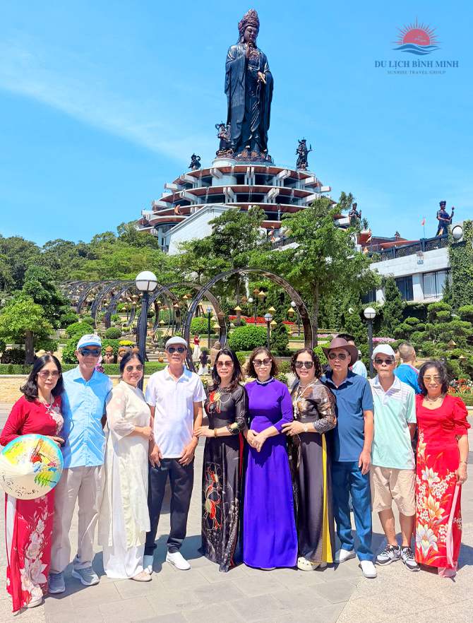 Đoàn khách Du Lịch Bình Minh chụp ảnh dưới tượng Phật Bà Tây Bổ Đà Sơn trên đỉnh núi Bà Đen Tây Ninh