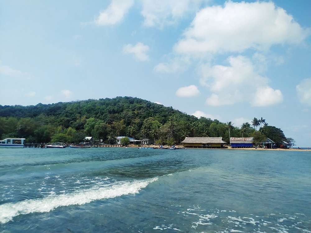 Nước biển trong xanh tại đảo