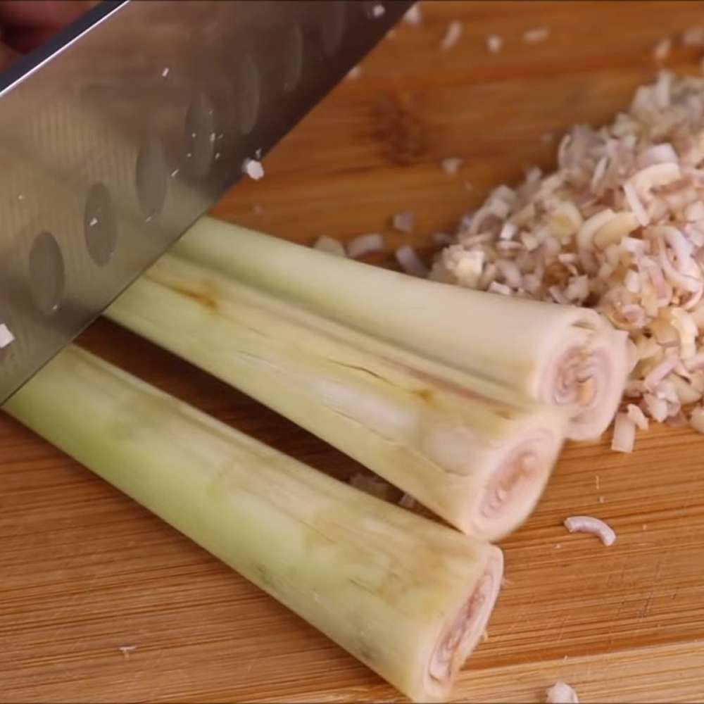 Sơ chế sả để phi thơm nước