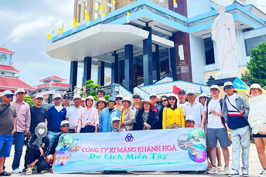 Đoàn khách viếng nhà thờ Tắc Sậy, nơi có mộ Cha Trương Bửu Diệp.