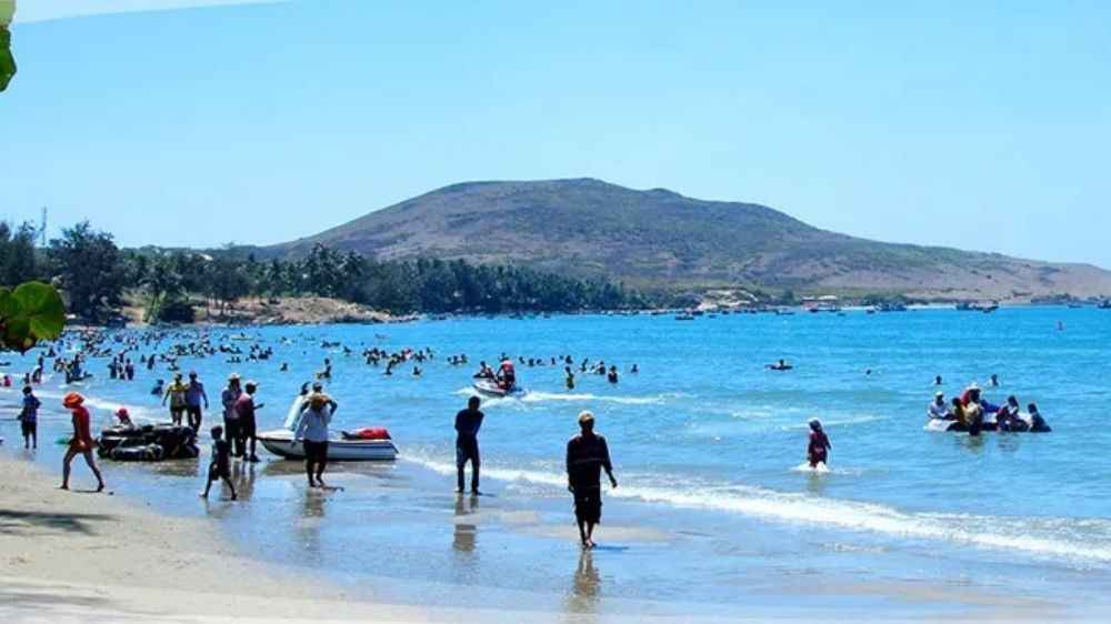 Tắm biển và dạo biển tại Hòn Rơm