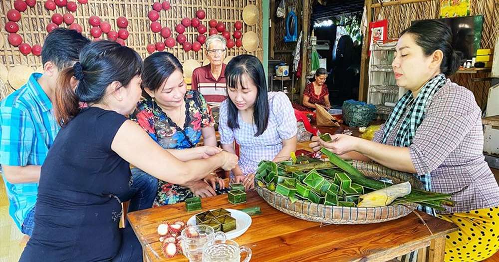 Tham gia làm bánh dân gian Nam Bộ