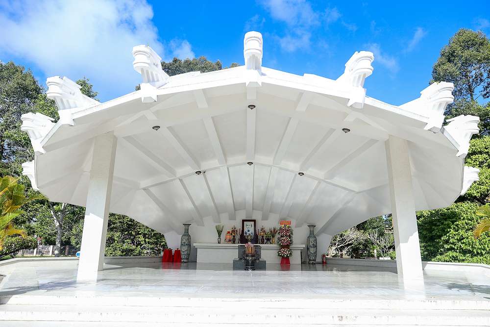 Tham quan khu di tích mộ cụ Nguyễn Sinh Sắc