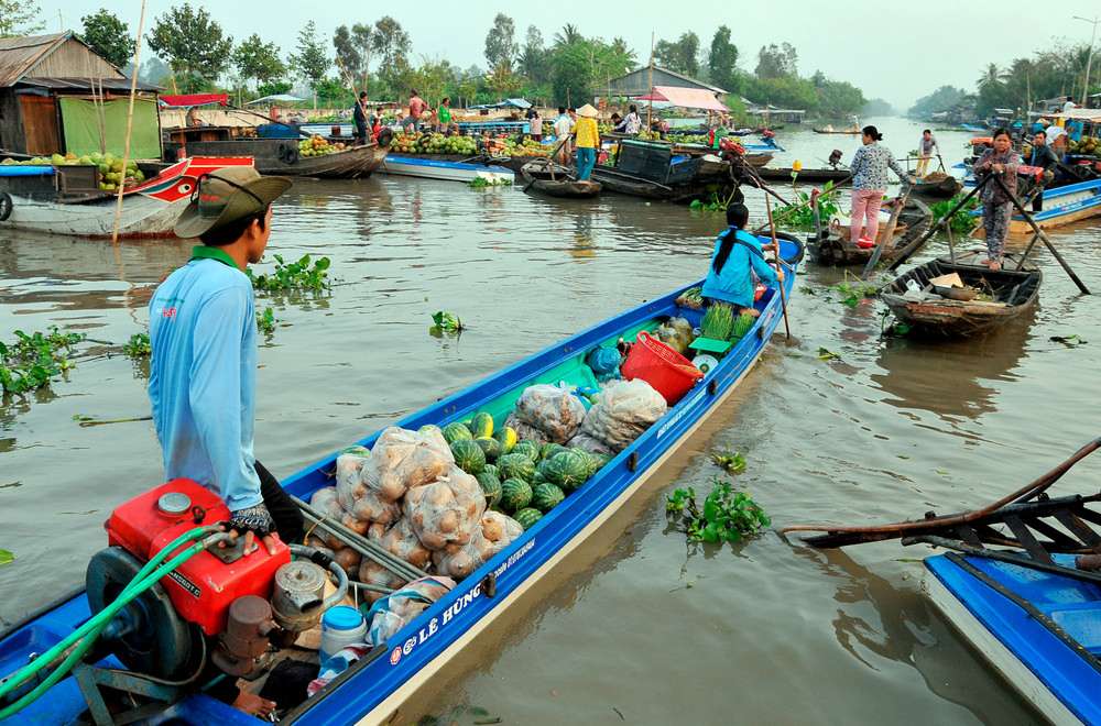 Khung cảnh chợ nổi Ngã Năm vào sáng sớm
