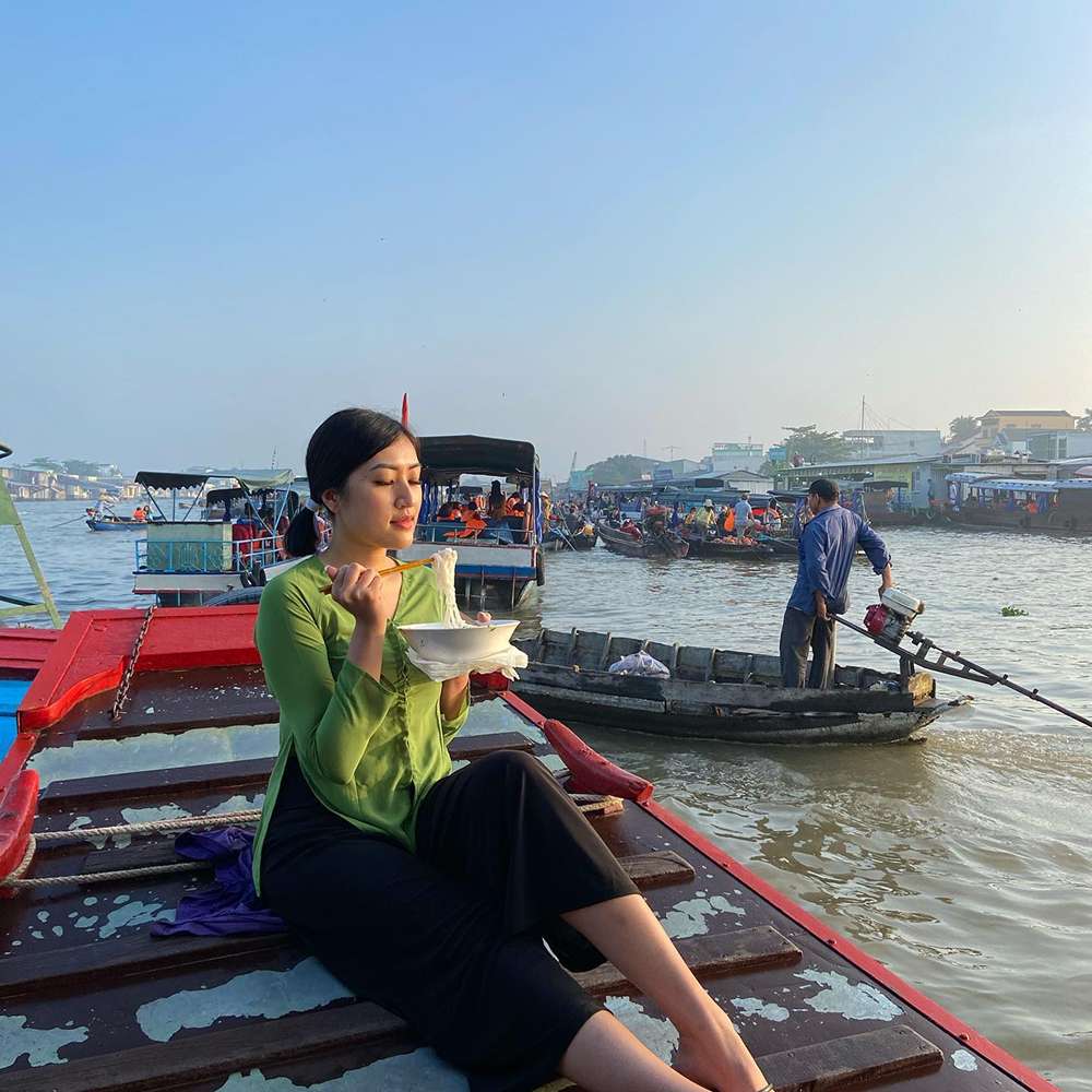 Thưởng thức ẩm thực chợ nổi Trà Ôn