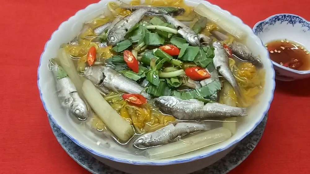 Món cá linh canh chua vừa vị không quá chua, ngọt thanh vừa đủ