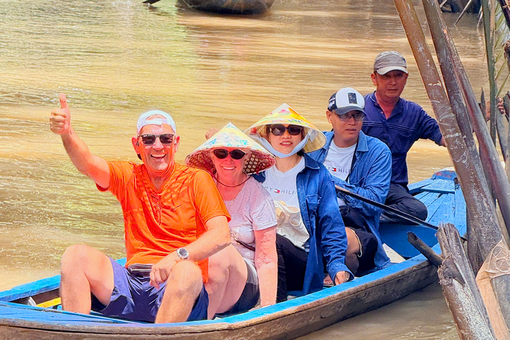 Khách đi xuồng chèo len lỏi trong rạch dừa nước.