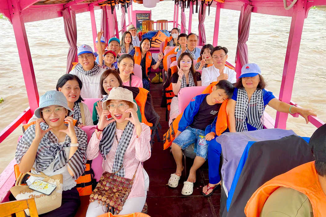 Đoàn đi thuyền ra chợ nổi Cái Răng lúc 5h30 sáng.