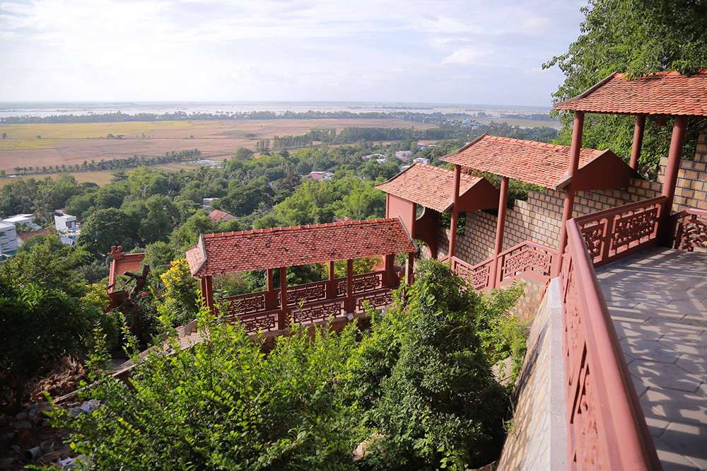 Toàn cảnh phía xa