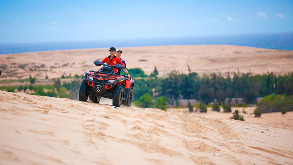 Trải nghiệm tham quan đồi cát bằng xe jeep
