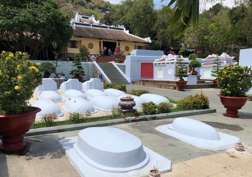 Khuôn viên lăng mộ 