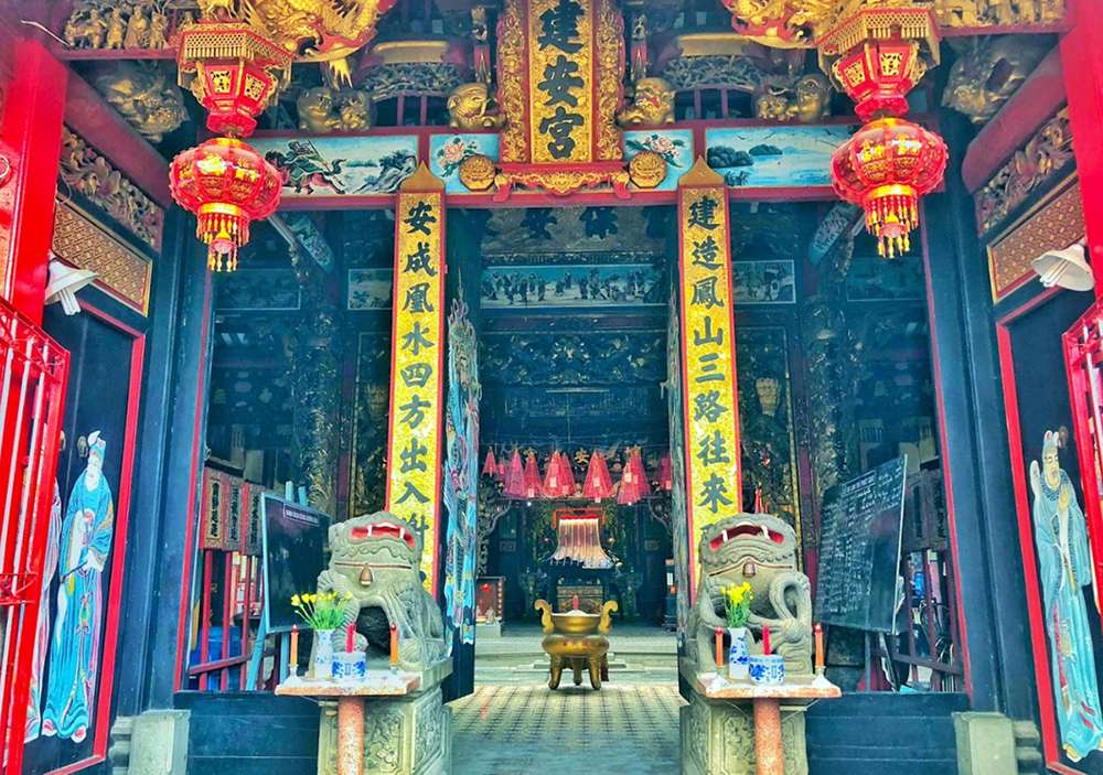 Khu vực cửa chính tại chùa