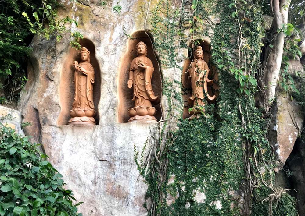 Tượng Phật trong vách núi