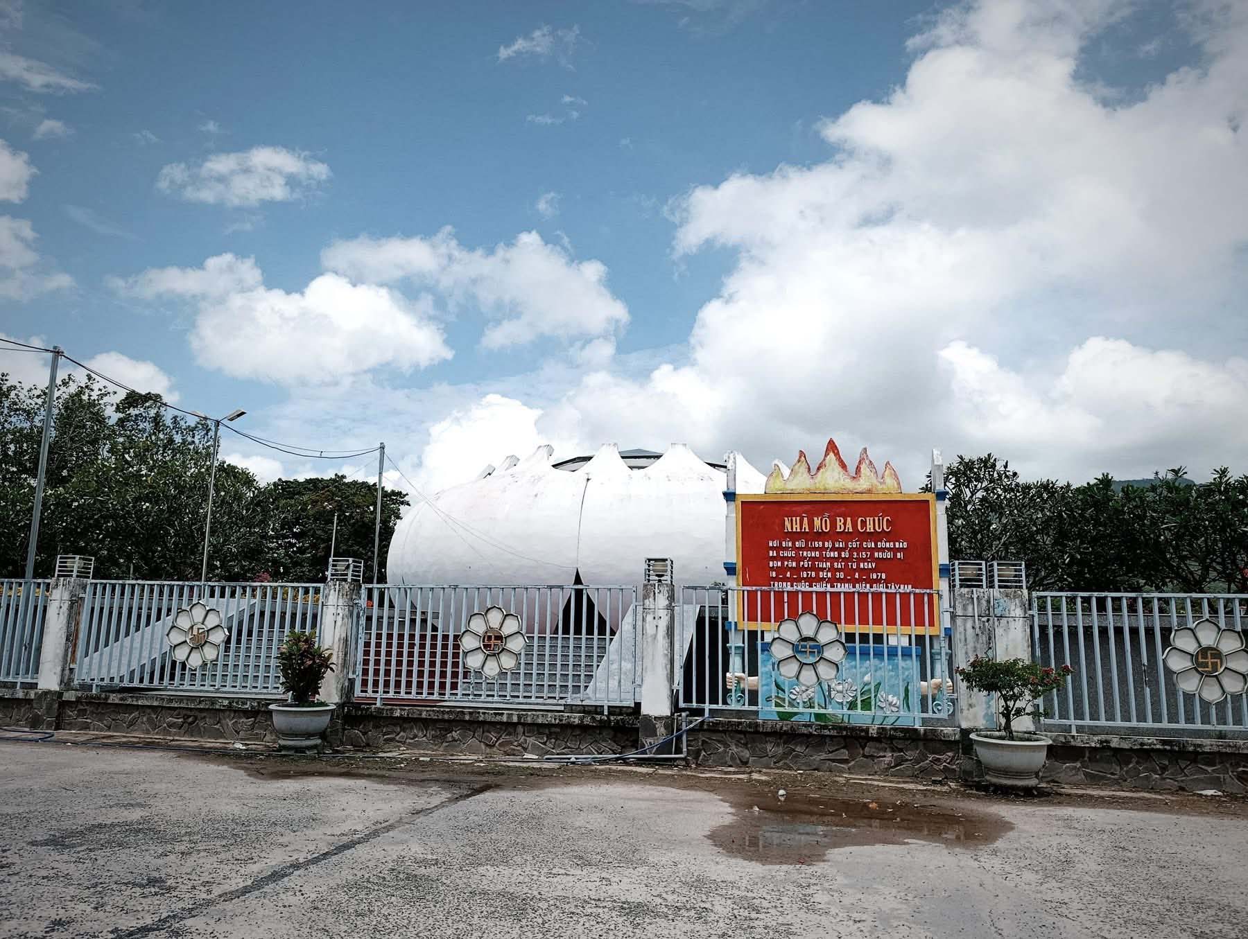 Nhà Mồ Ba Chúc Ở Đâu?