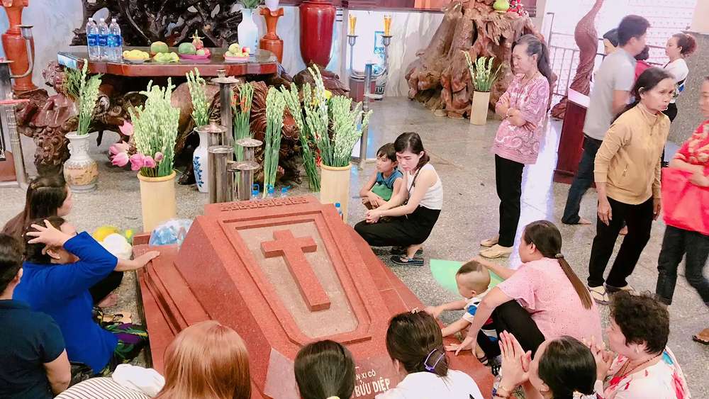 Viếng mộ Cha Diệp