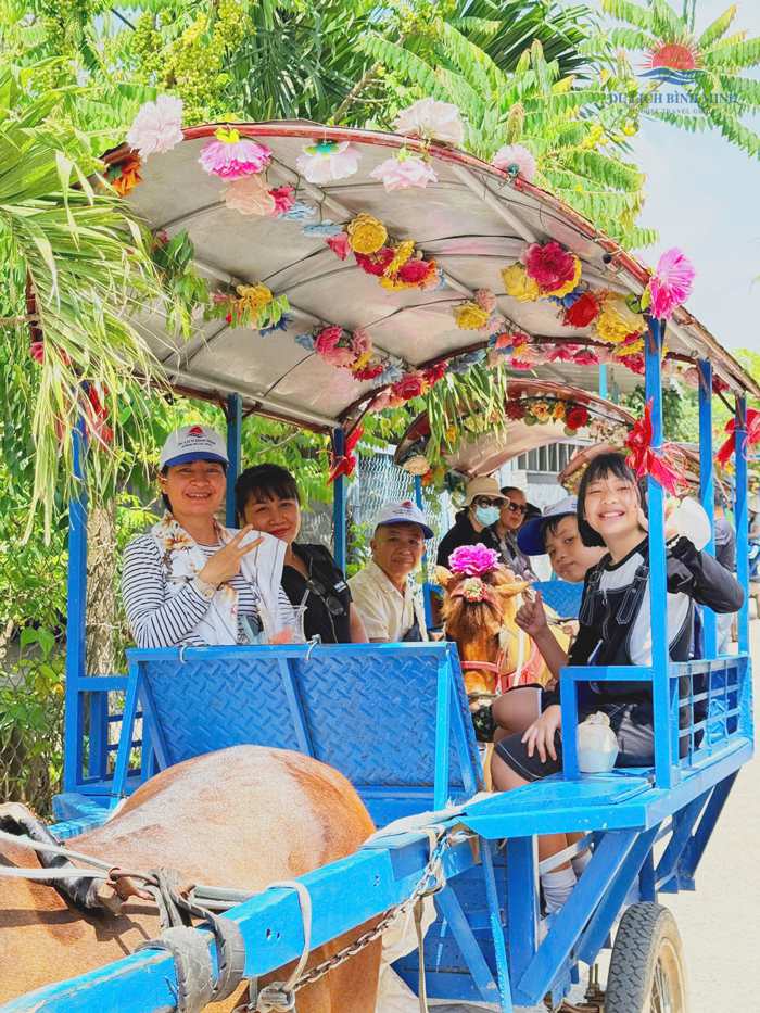 Du khách ngồi xe ngựa trang trí hoa dạo đường làng rợp bóng cây tại cù lao Thới Sơn, Tiền Giang