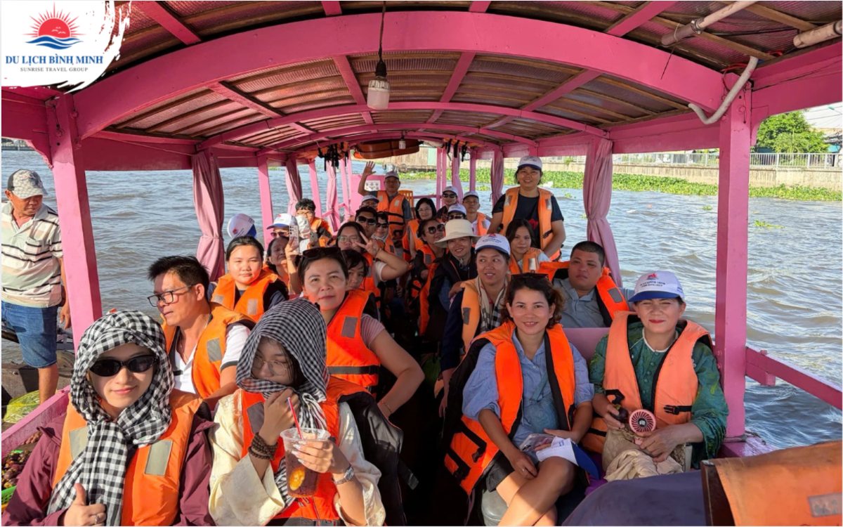 Tàu trên sông Tiền, Mỹ Tho - tour Miền Tây 5 ngày 4 đêm