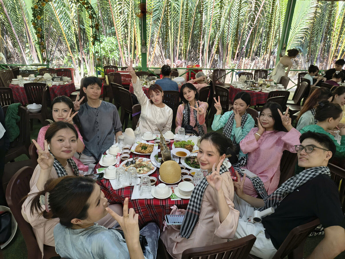Bữa ăn tại nhà hàng miệt vườn trong hành trình tour Miền Tây cùng Du Lịch Bình Minh.