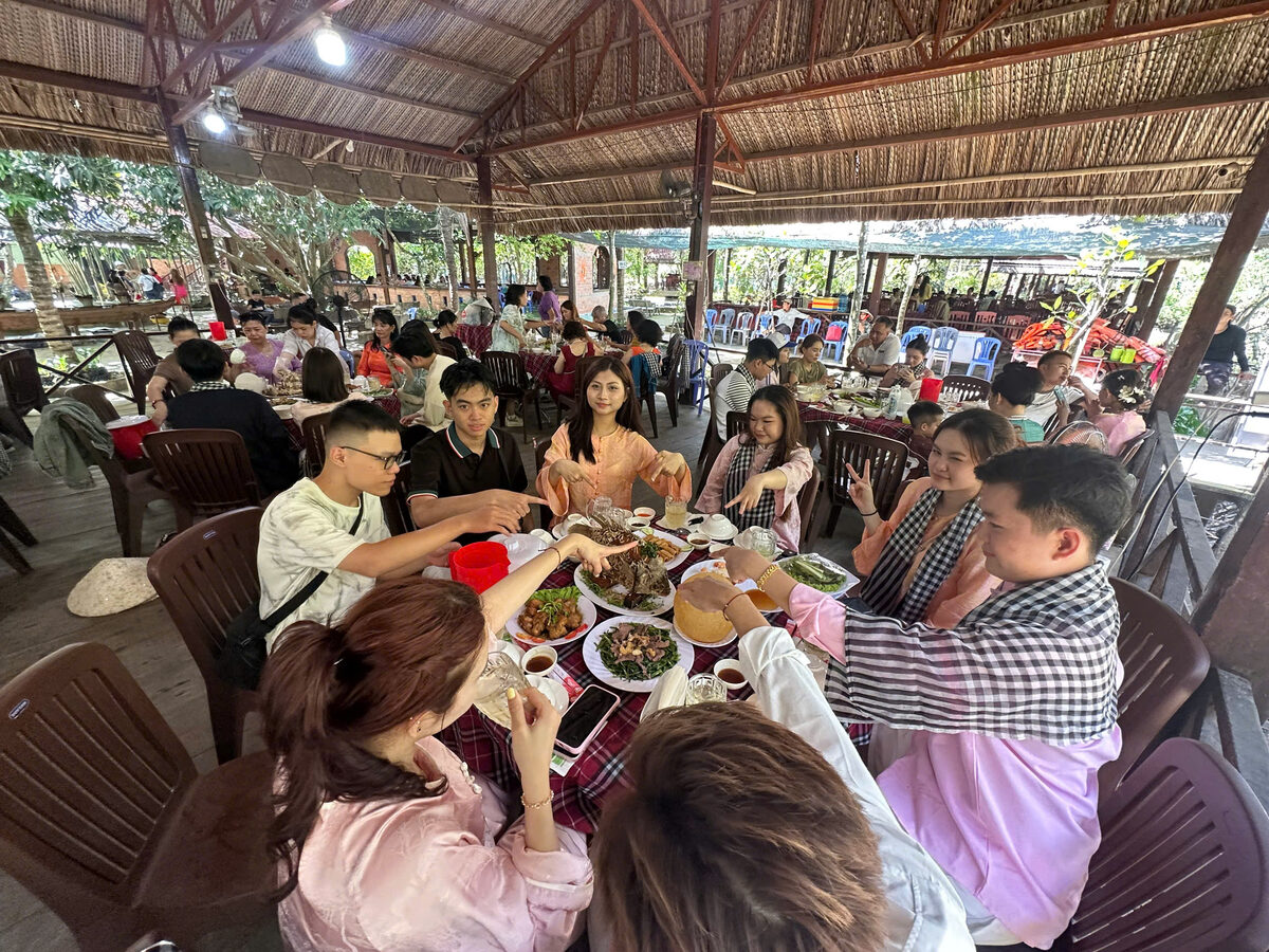 Bữa ăn tại nhà hàng miệt vườn trong hành trình tour Miền Tây cùng Du Lịch Bình Minh.