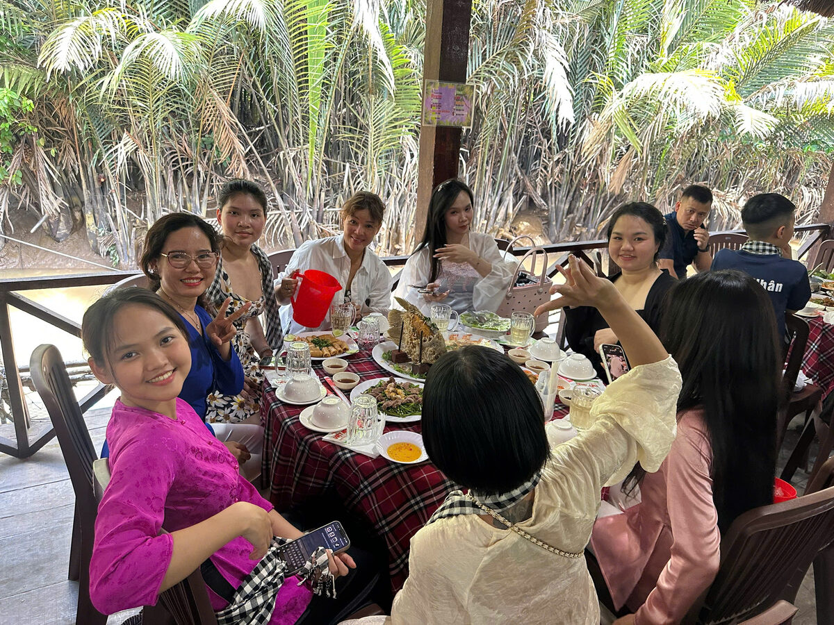 Bữa ăn tại nhà hàng miệt vườn trong hành trình tour Miền Tây cùng Du Lịch Bình Minh.