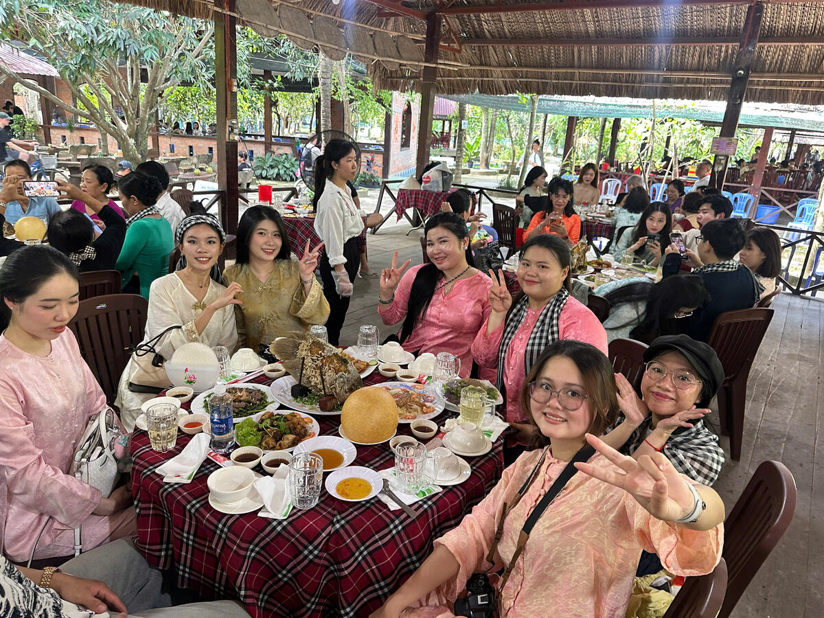 Bữa ăn tại nhà hàng miệt vườn trong hành trình tour Miền Tây cùng Du Lịch Bình Minh.