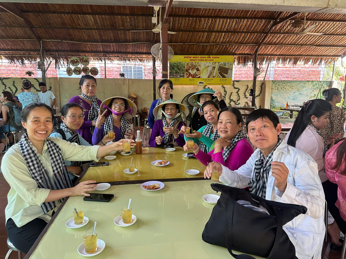 Bữa ăn tại nhà hàng miệt vườn trong hành trình tour Miền Tây cùng Du Lịch Bình Minh.
