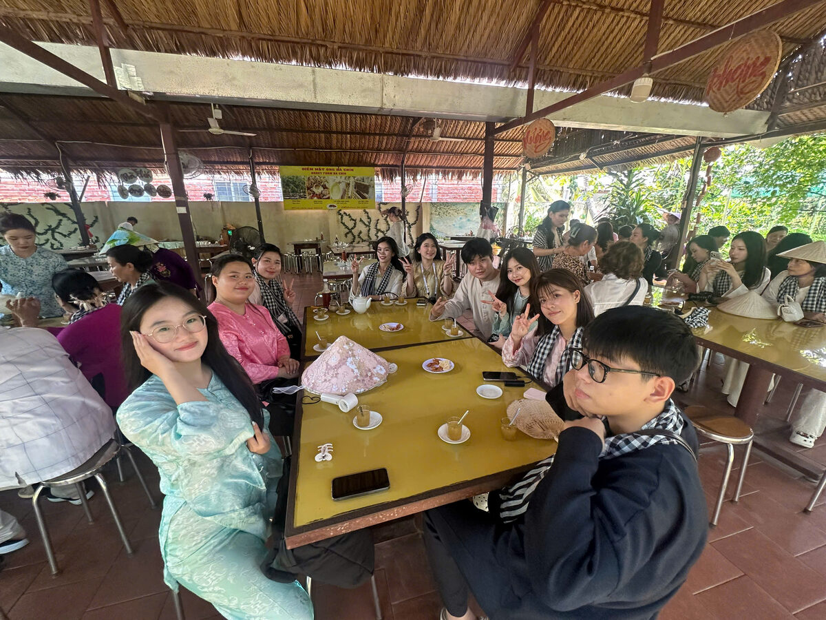 Bữa ăn tại nhà hàng miệt vườn trong hành trình tour Miền Tây cùng Du Lịch Bình Minh.