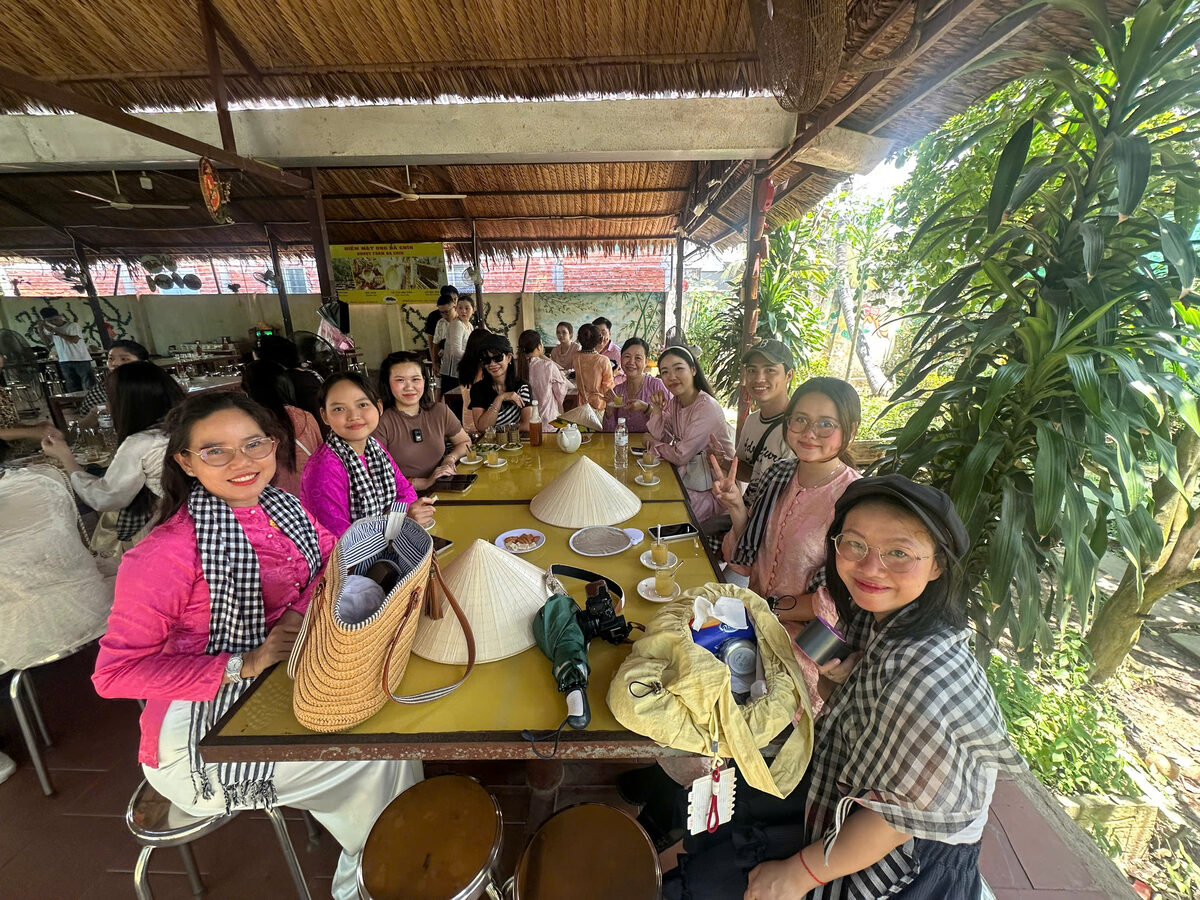 Bữa ăn tại nhà hàng miệt vườn trong hành trình tour Miền Tây cùng Du Lịch Bình Minh.