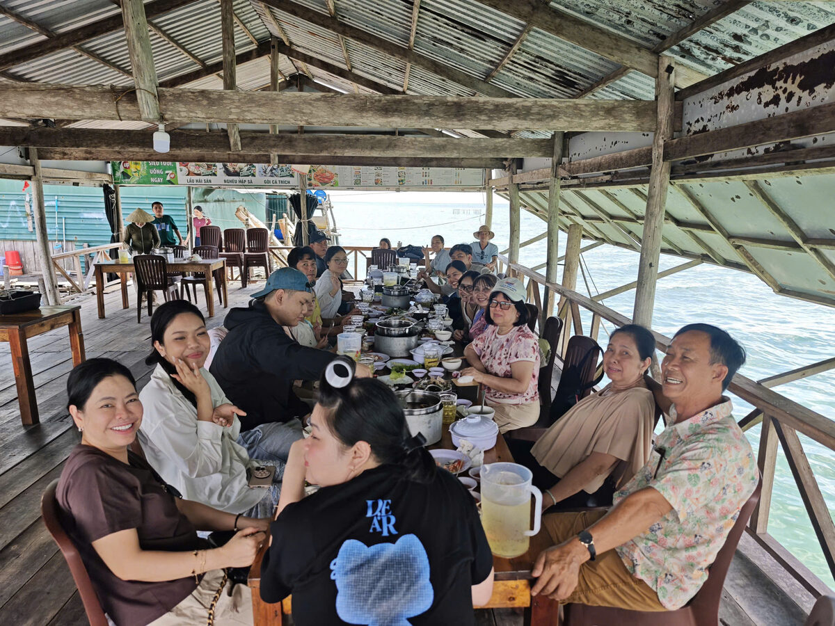 Bữa ăn tại nhà hàng miệt vườn trong hành trình tour Miền Tây cùng Du Lịch Bình Minh.