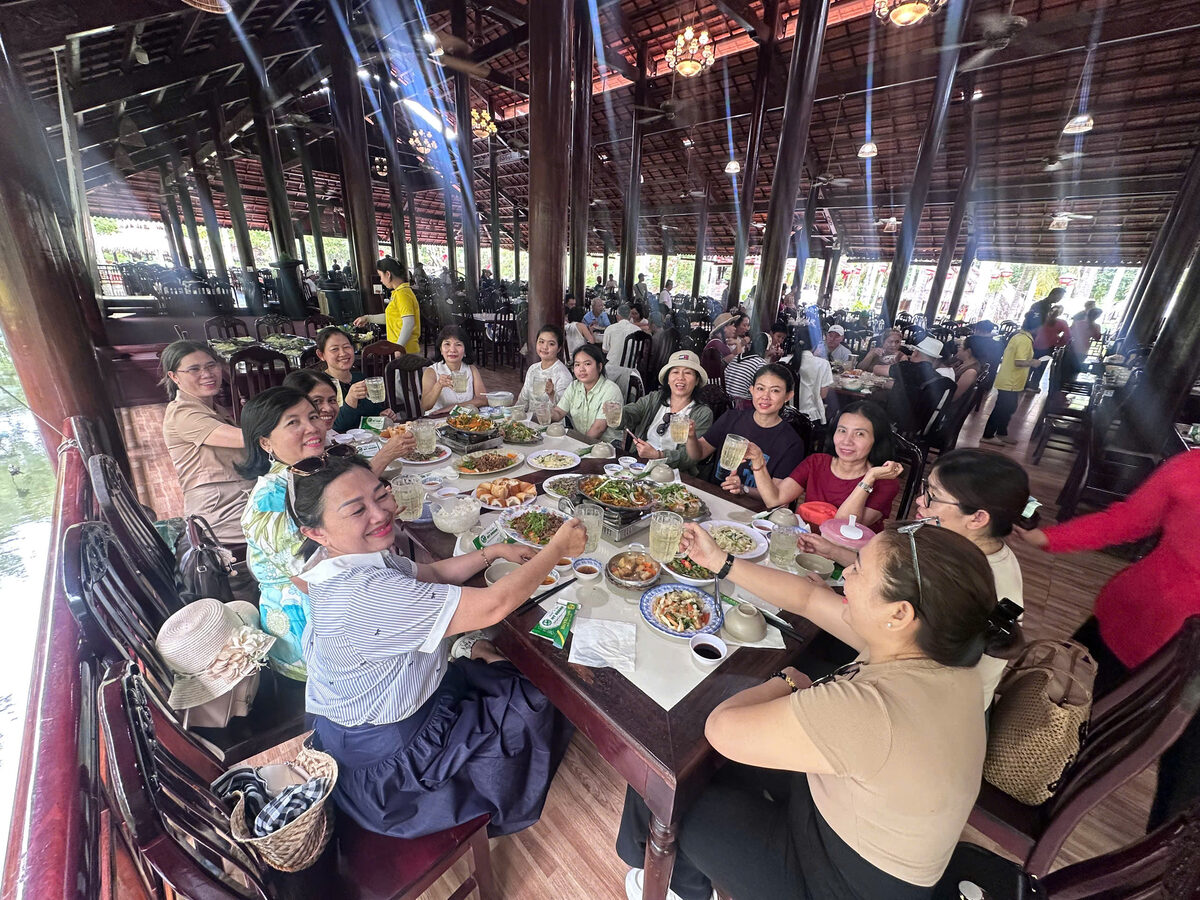 Bữa ăn tại nhà hàng miệt vườn trong hành trình tour Miền Tây cùng Du Lịch Bình Minh.