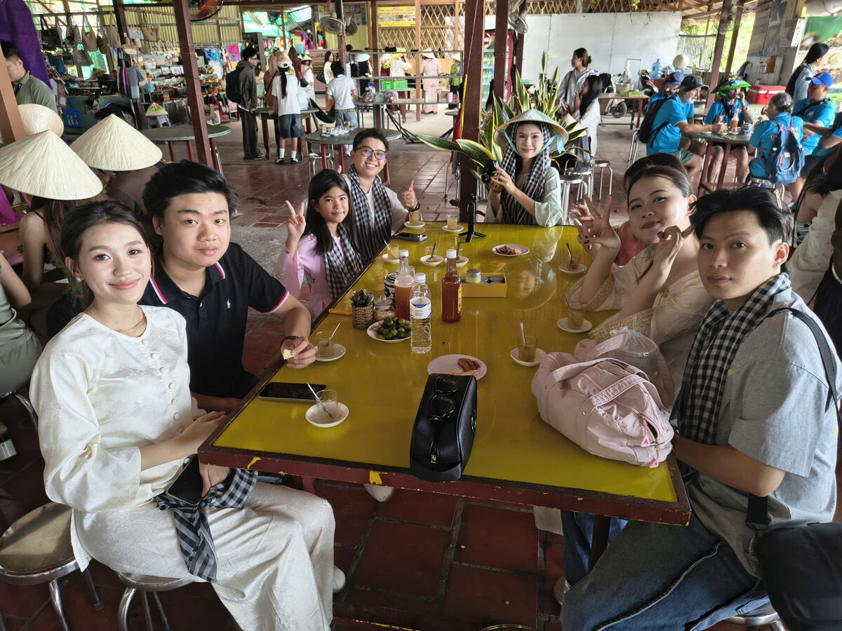 Bữa ăn tại nhà hàng miệt vườn trong hành trình tour Miền Tây cùng Du Lịch Bình Minh.