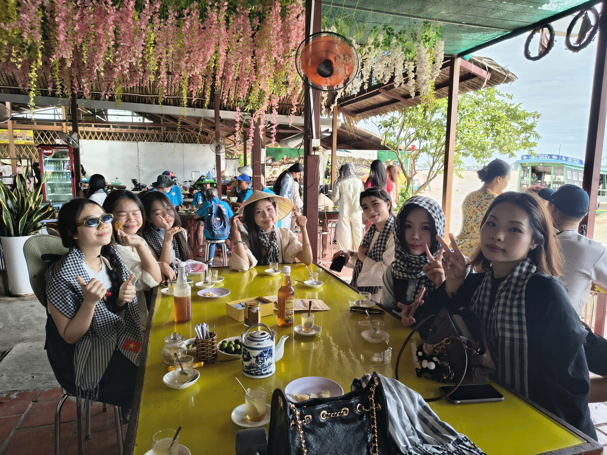 Bữa ăn tại nhà hàng miệt vườn trong hành trình tour Miền Tây cùng Du Lịch Bình Minh.